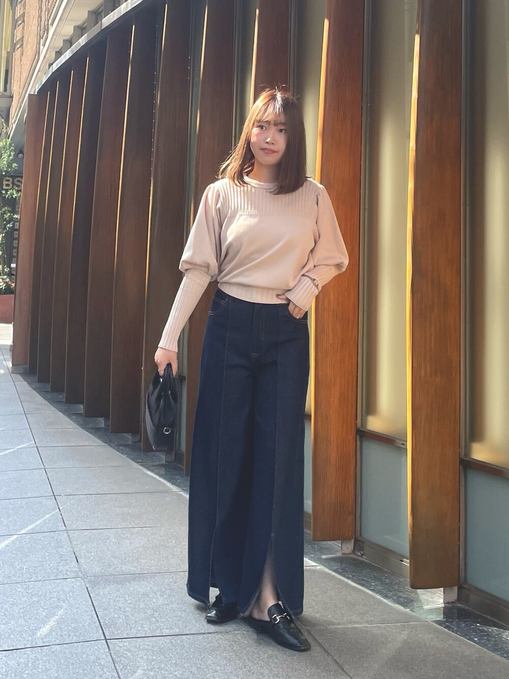 ホワイト系のニット/セーターを着用したレディースの秋コーディネートの2枚目の写真