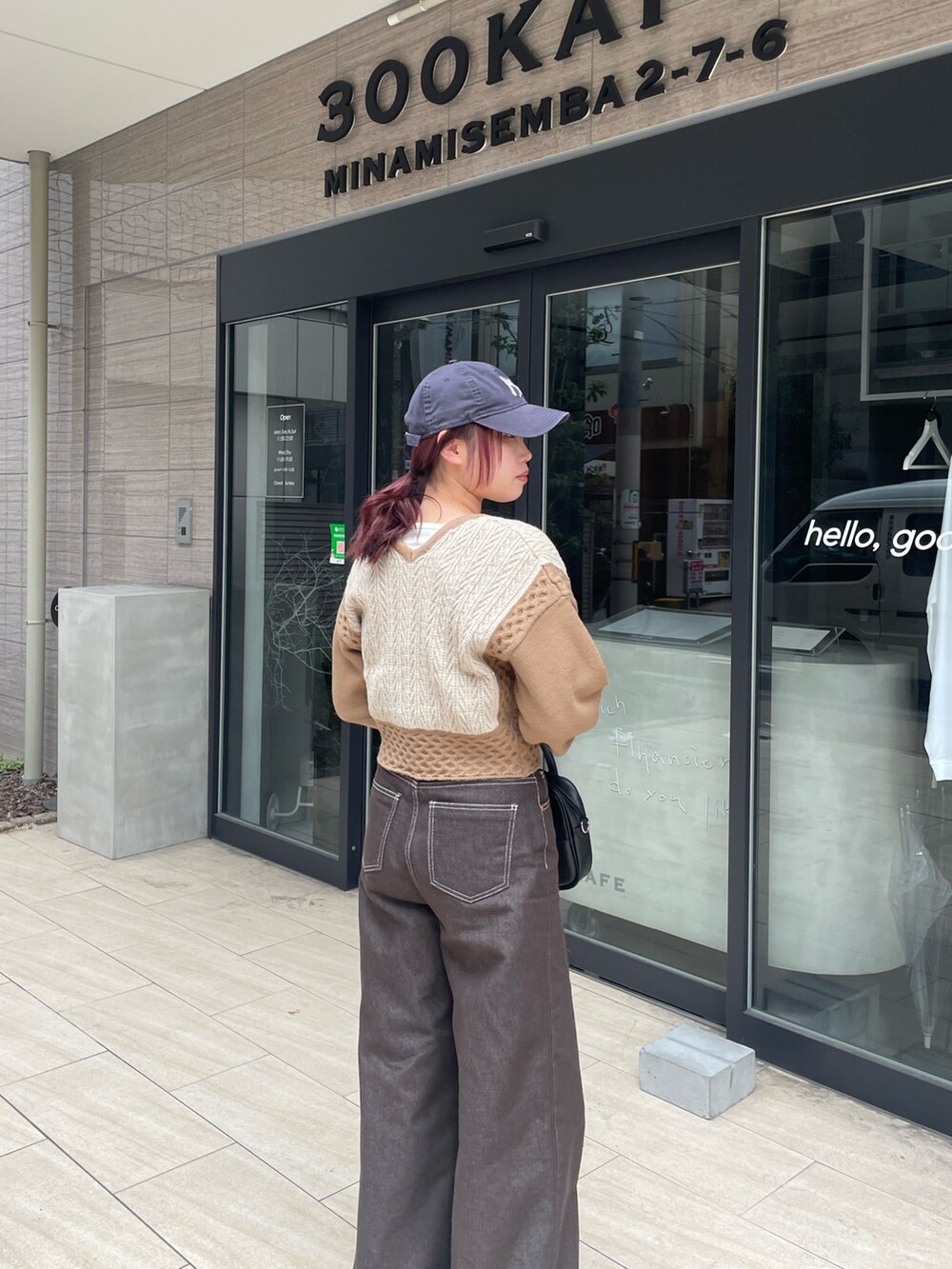 ベージュ系のニット/セーター、ホワイト系のTシャツ/カットソーを着用したレディースの春コーディネートの4枚目の写真