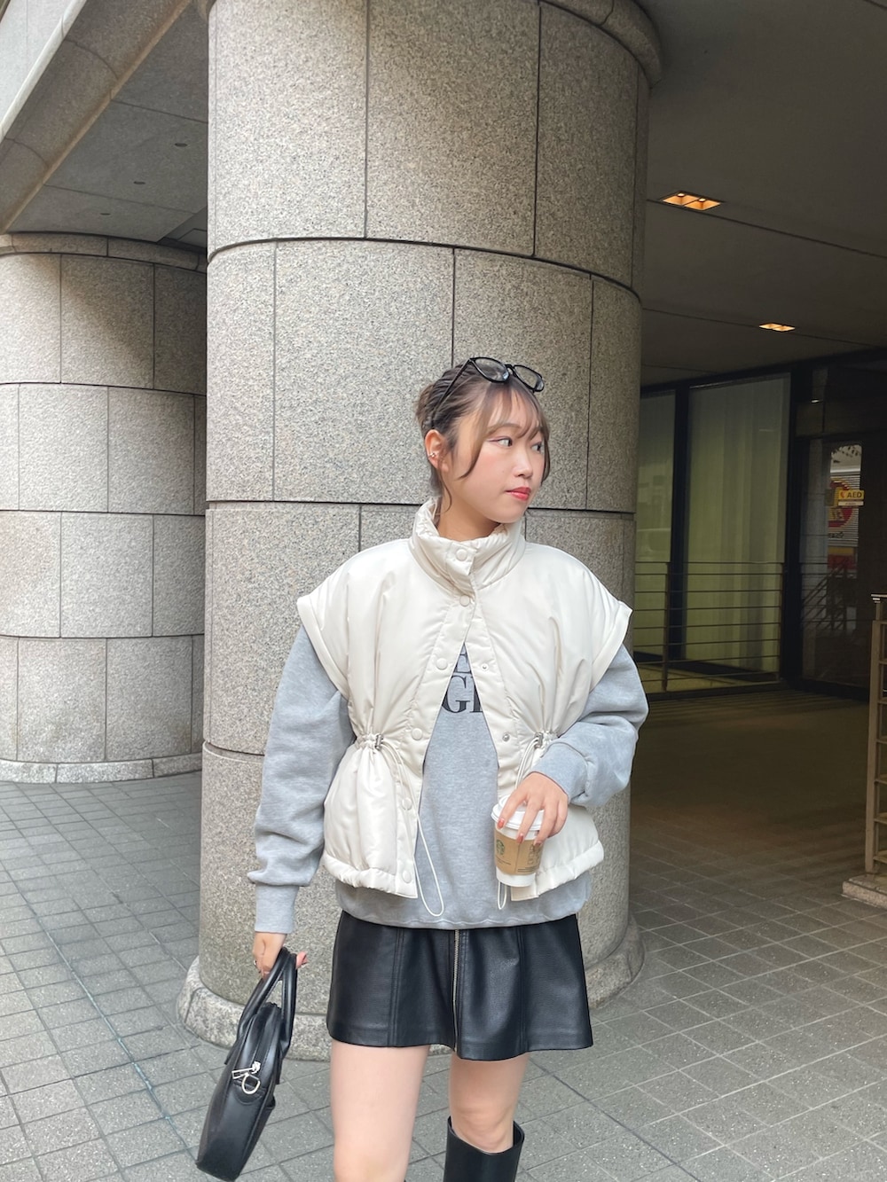 ホワイト系のダウンジャケット/コート、グレー系のスウェット、ブラック系のブーツを着用したレディースの秋コーディネートの3枚目の写真