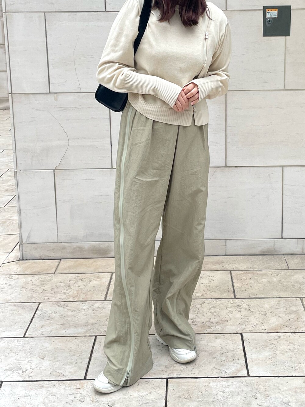 ホワイト系のニット/セーターを着用したレディースの冬コーディネートの3枚目の写真