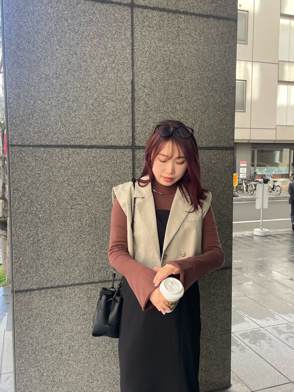 ブラウン系のニット/セーター、ブラック系のドレスを着用したレディースの冬コーディネートの6枚目の写真