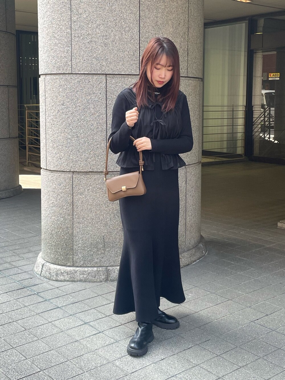 ブラック系のワンピース、ブラック系のシャツ/ブラウスを着用したレディースの春コーディネートの2枚目の写真