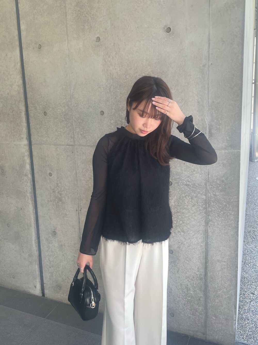 ブラック系のシャツ/ブラウスを着用したレディースの夏コーディネートの5枚目の写真