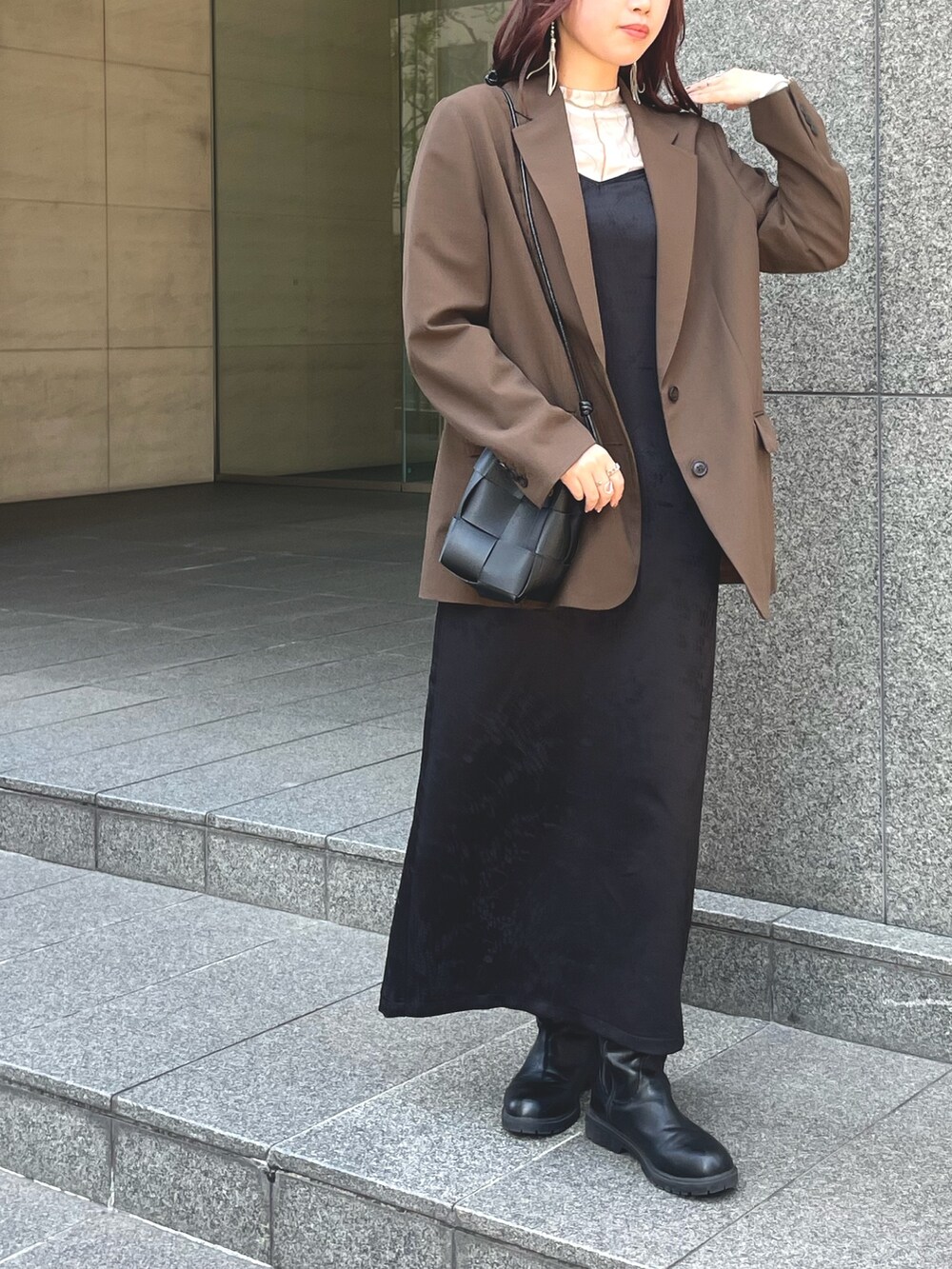 ブラック系のワンピースを着用したレディースの冬コーディネートの2枚目の写真