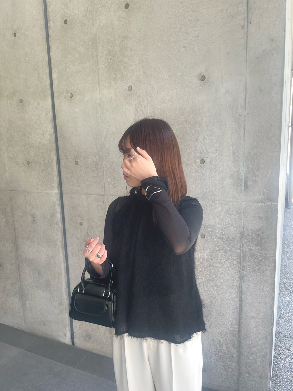 ブラック系のシャツ/ブラウスを着用したレディースの夏コーディネートの4枚目の写真