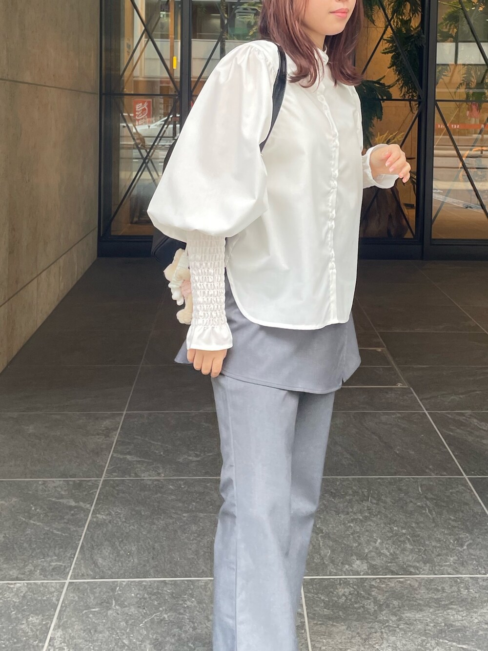 ホワイト系のシャツ/ブラウスを着用したレディースの冬コーディネートの6枚目の写真