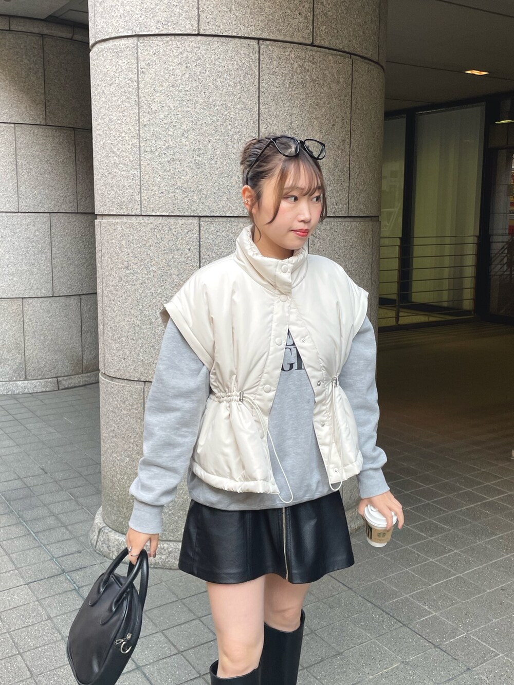 ホワイト系のダウンジャケット/コート、グレー系のスウェット、ブラック系のブーツを着用したレディースの秋コーディネートの4枚目の写真