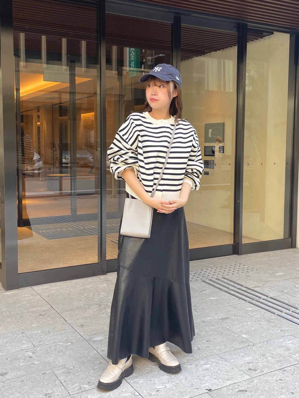 ホワイト系のブーツを着用したレディースの秋コーディネートの3枚目の写真