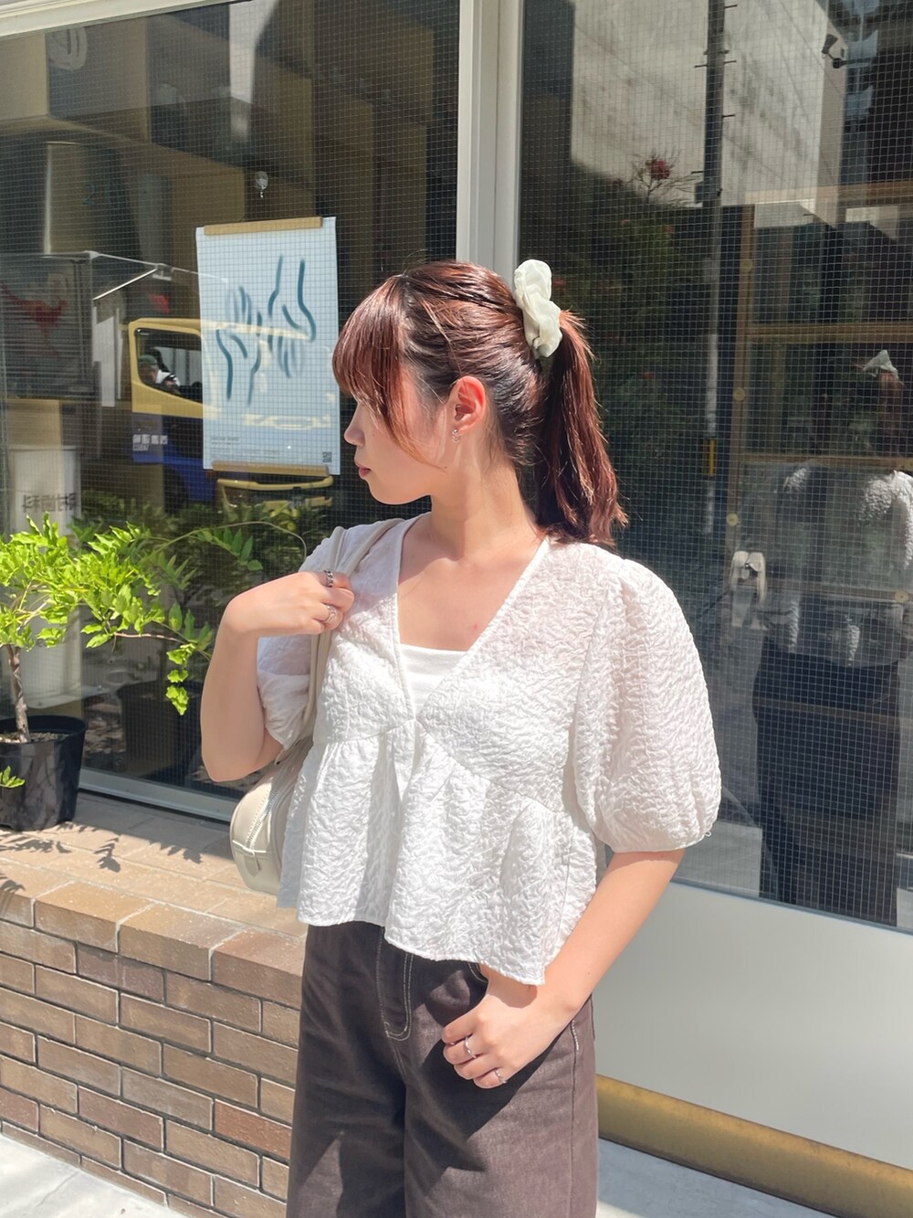 ホワイト系のシャツ/ブラウス、シルバー系のパンプスを着用したレディースの夏コーディネートの4枚目の写真