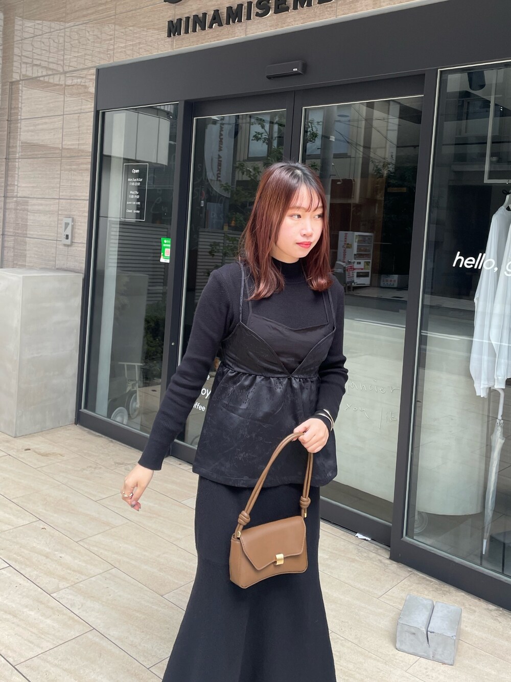 ブラック系のワンピース、ブラック系のキャミソールを着用したレディースの冬コーディネートの5枚目の写真