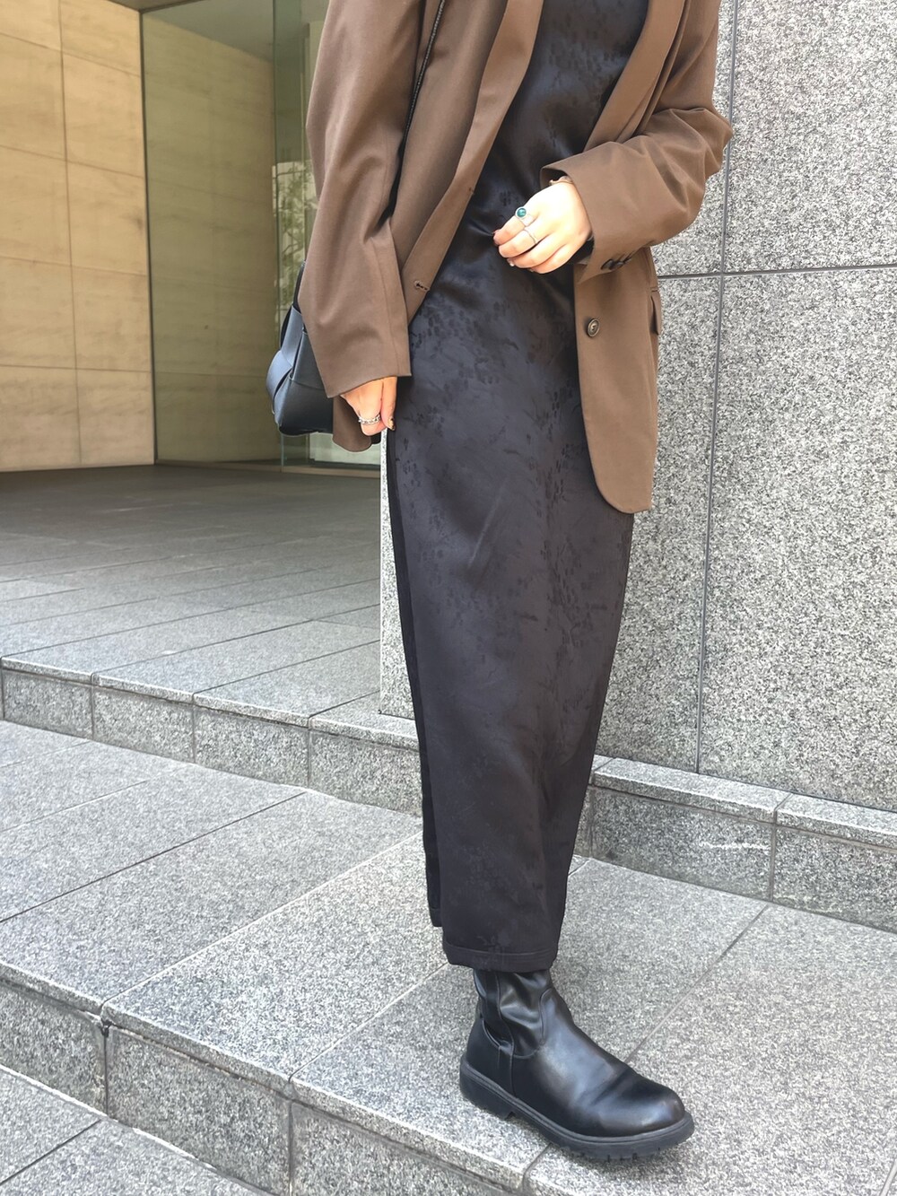 ブラック系のワンピースを着用したレディースの冬コーディネートの4枚目の写真