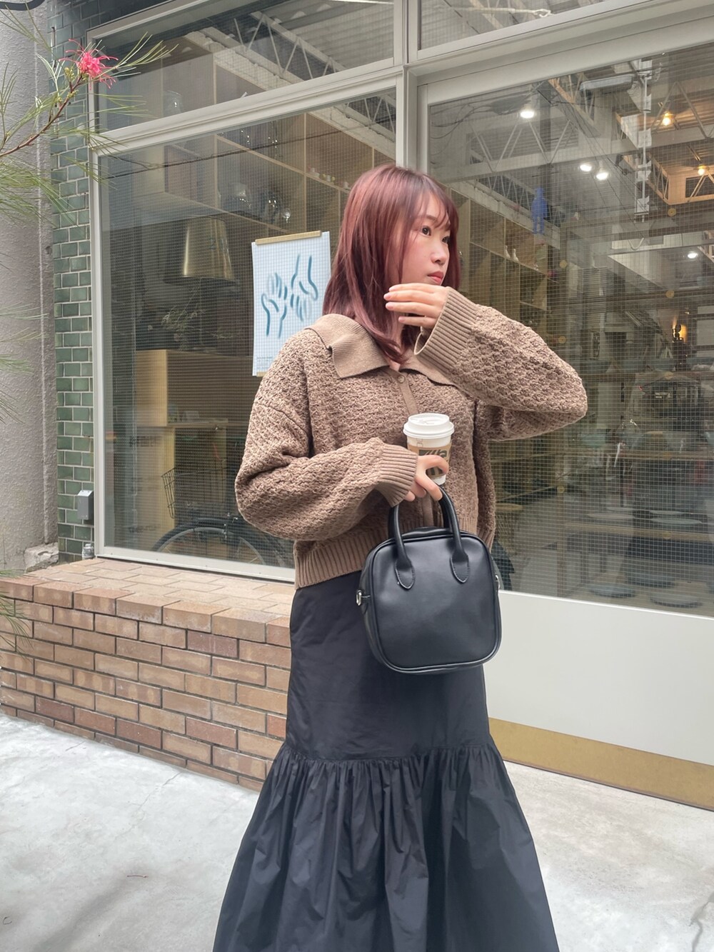 ベージュ系のカーディガン/ボレロを着用したレディースの春コーディネートの3枚目の写真