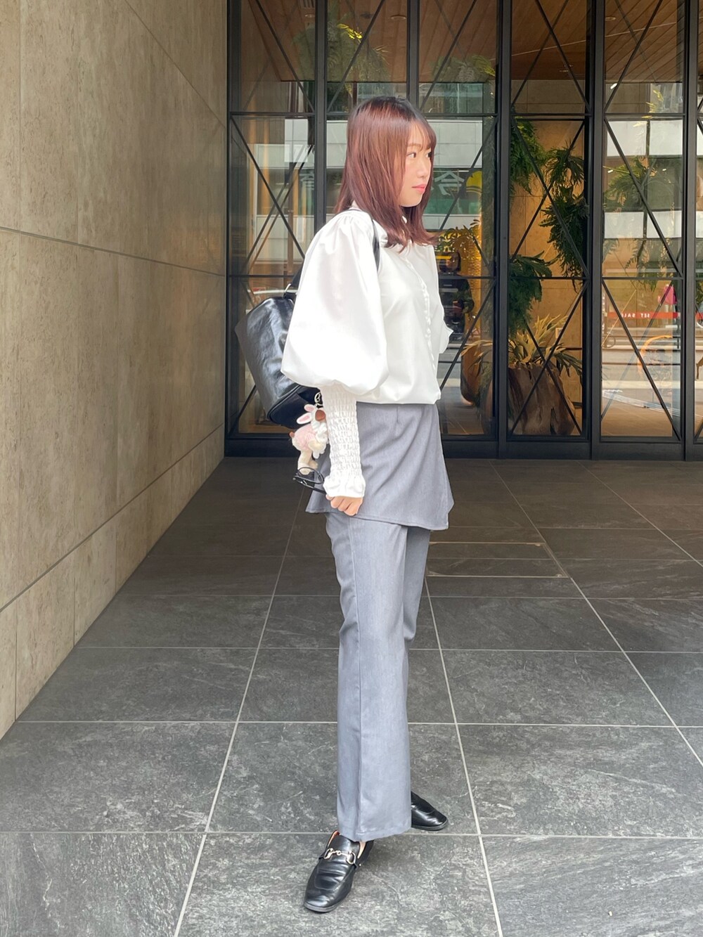 ホワイト系のシャツ/ブラウスを着用したレディースの冬コーディネートの3枚目の写真