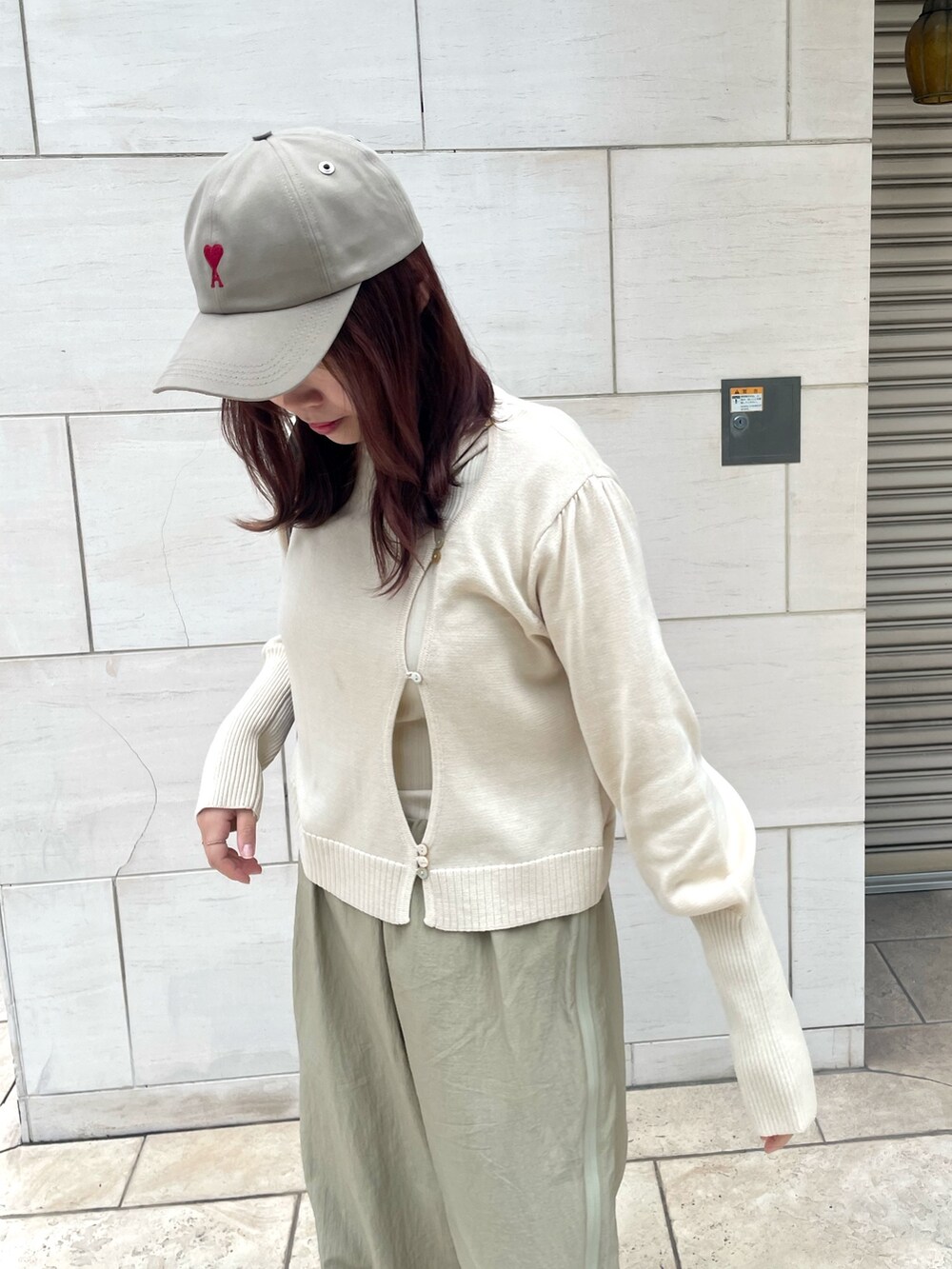 ホワイト系のニット/セーターを着用したレディースの冬コーディネートの5枚目の写真