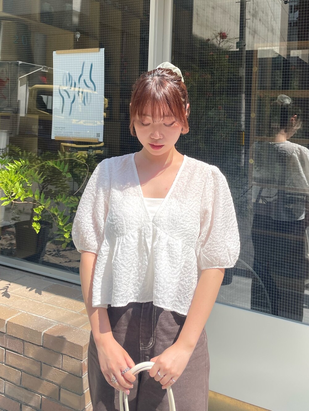 ホワイト系のシャツ/ブラウス、シルバー系のパンプスを着用したレディースの夏コーディネートの5枚目の写真