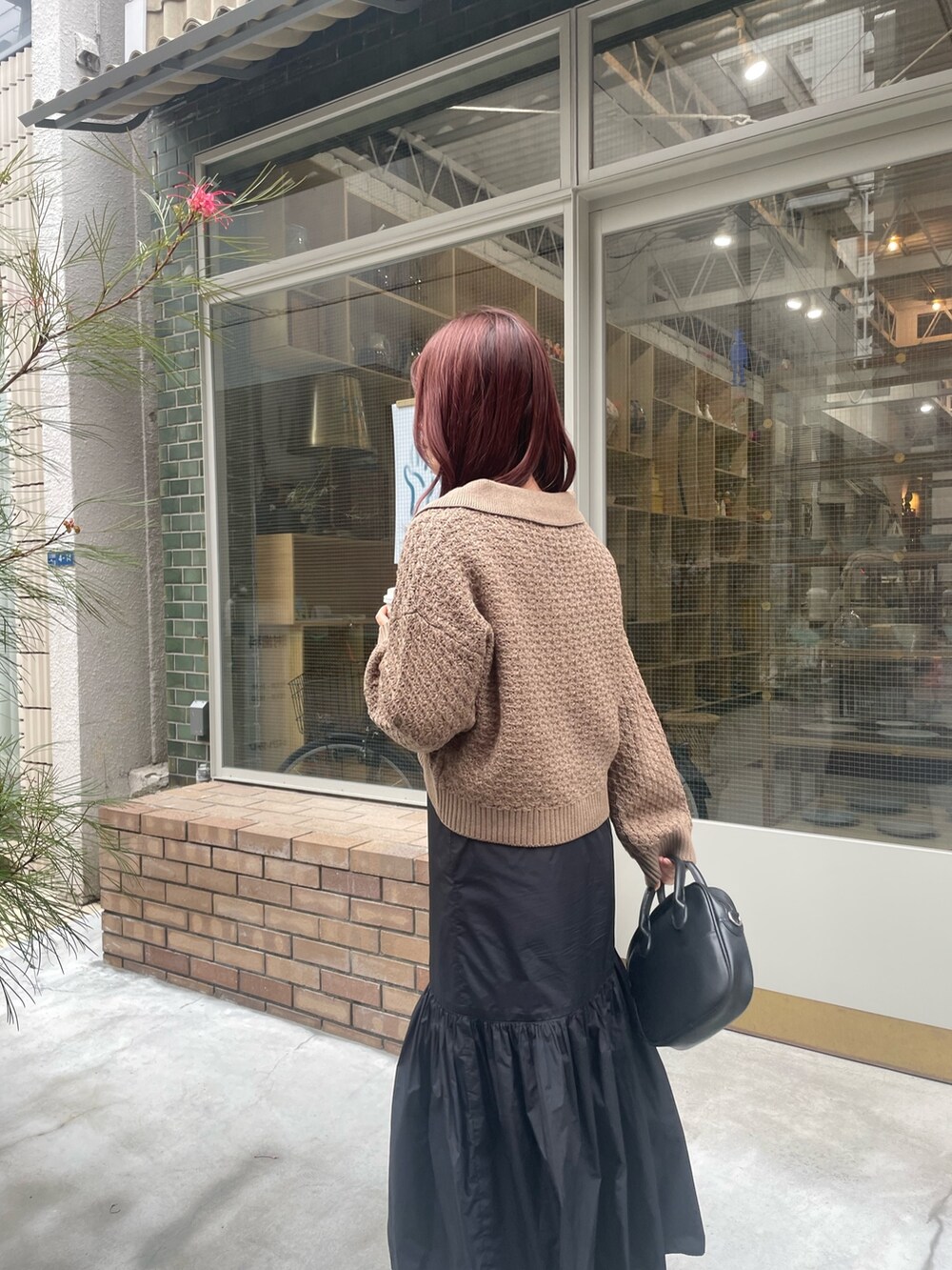 ベージュ系のカーディガン/ボレロを着用したレディースの春コーディネートの4枚目の写真