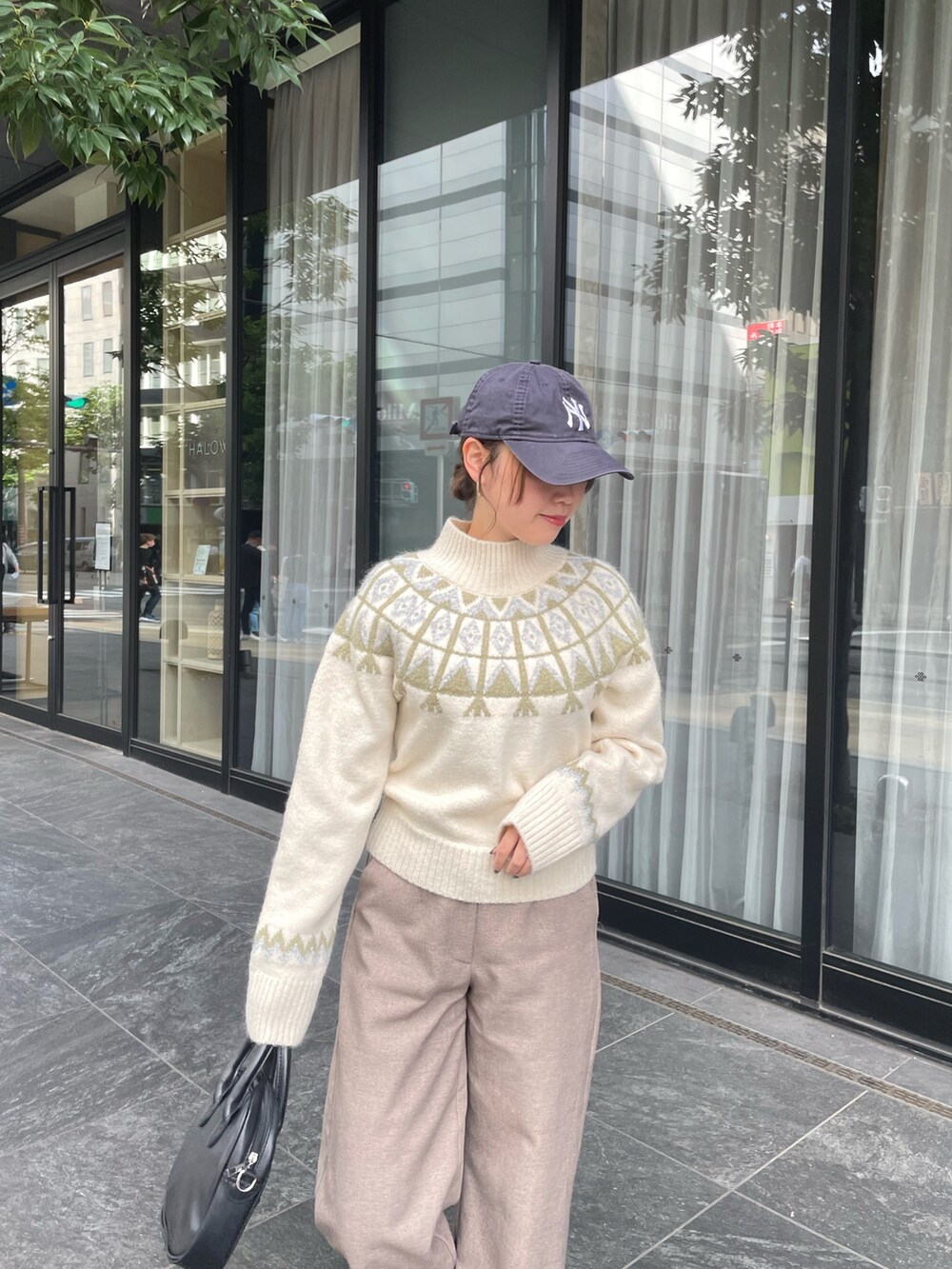 ホワイト系のニット/セーター、ベージュ系のその他パンツ、ブラウン系のその他シューズを着用したレディースの秋コーディネートの4枚目の写真