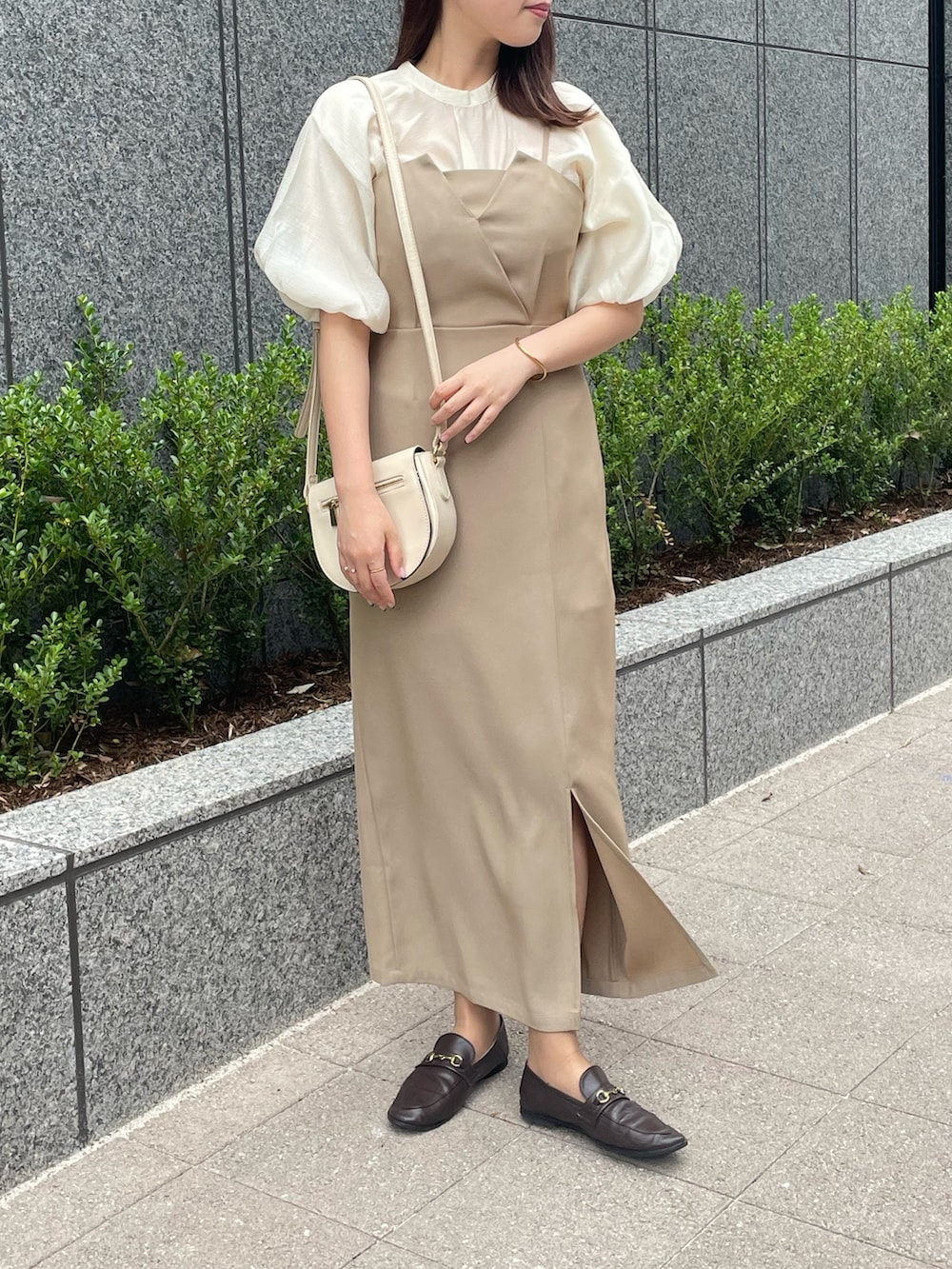 ベージュ系のドレス、ホワイト系のシャツ/ブラウスを着用したレディースの夏コーディネートの2枚目の写真