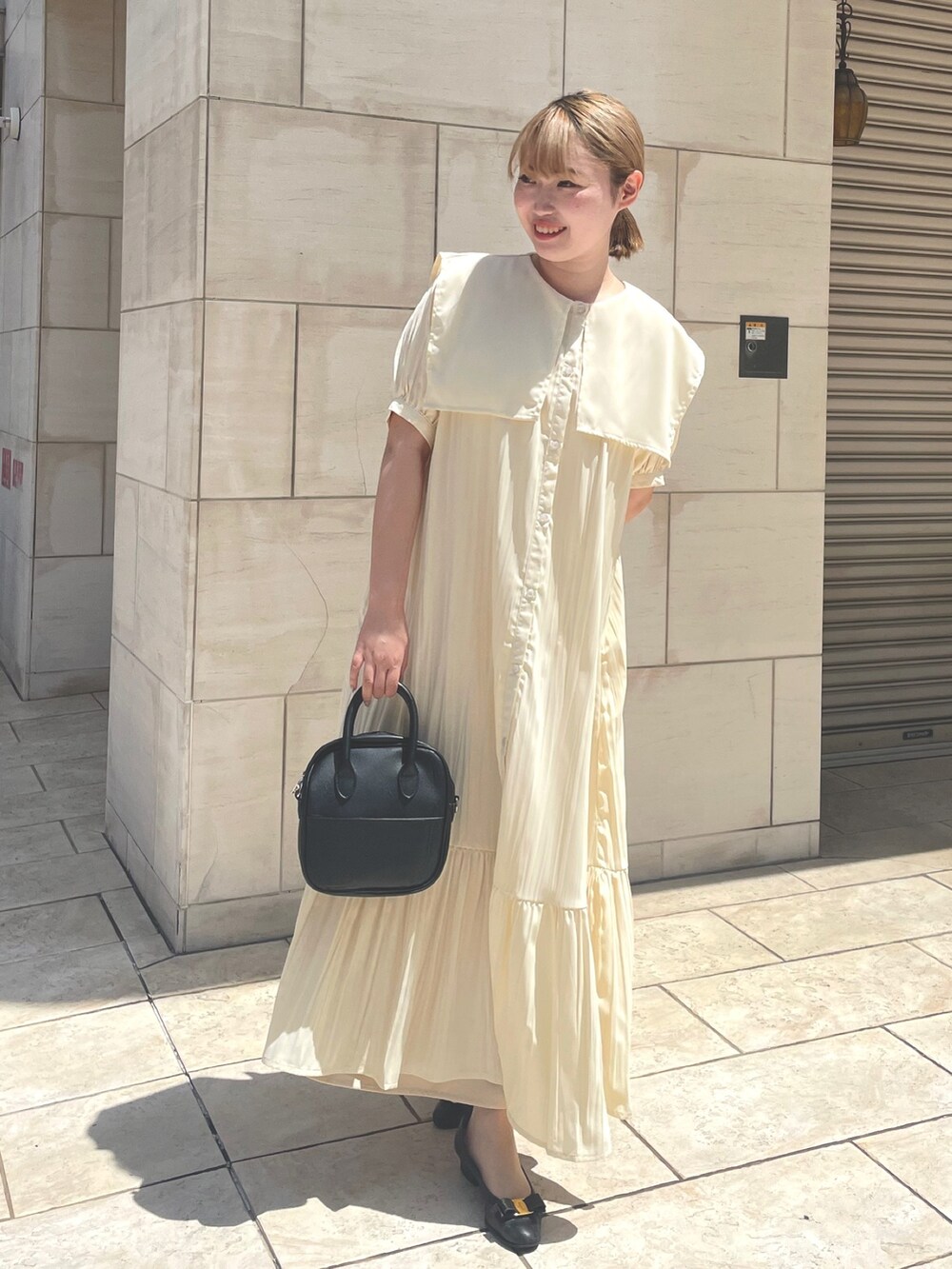 ホワイト系のワンピースを着用したレディースの春コーディネートの2枚目の写真
