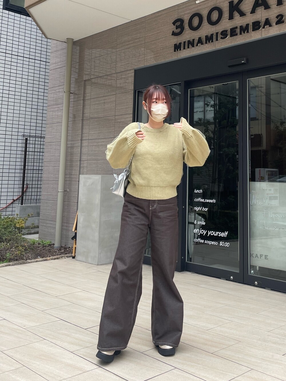 グリーン系のニット/セーターを着用したレディースの春コーディネートの2枚目の写真