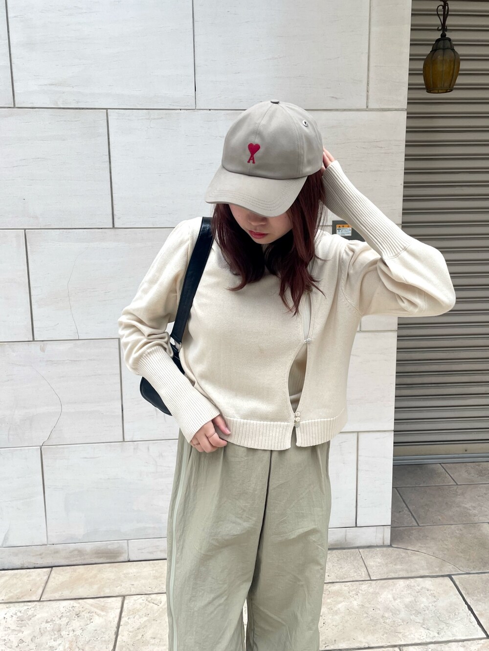 ホワイト系のニット/セーターを着用したレディースの冬コーディネートの4枚目の写真