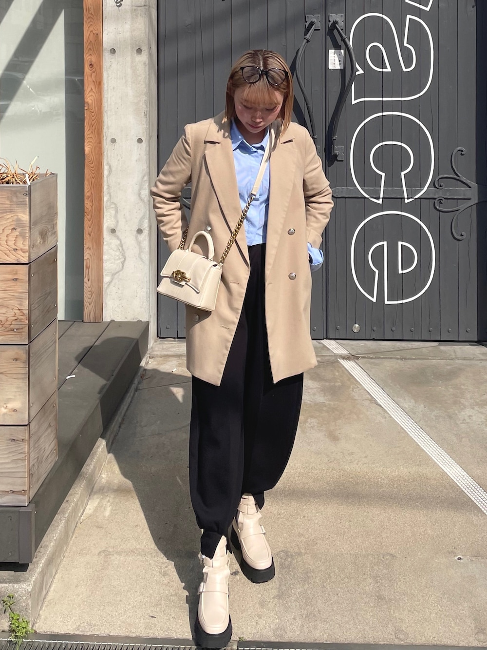 ブルー系のシャツ/ブラウス、ブラック系のその他パンツ、ホワイト系のブーツを着用したレディースの春コーディネートの2枚目の写真