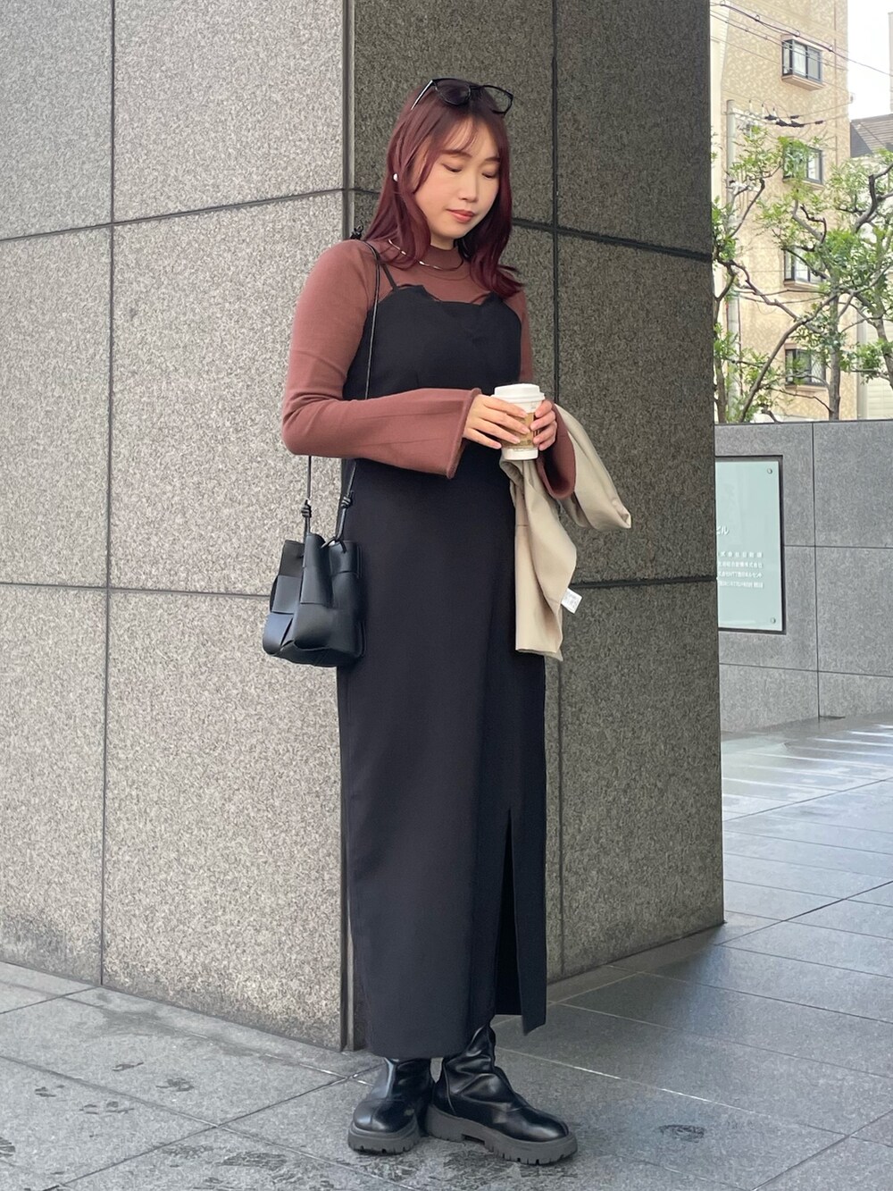 ブラウン系のニット/セーター、ブラック系のドレスを着用したレディースの冬コーディネートの3枚目の写真