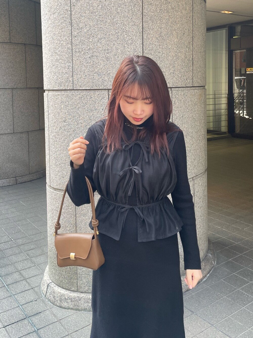 ブラック系のワンピース、ブラック系のシャツ/ブラウスを着用したレディースの春コーディネートの5枚目の写真