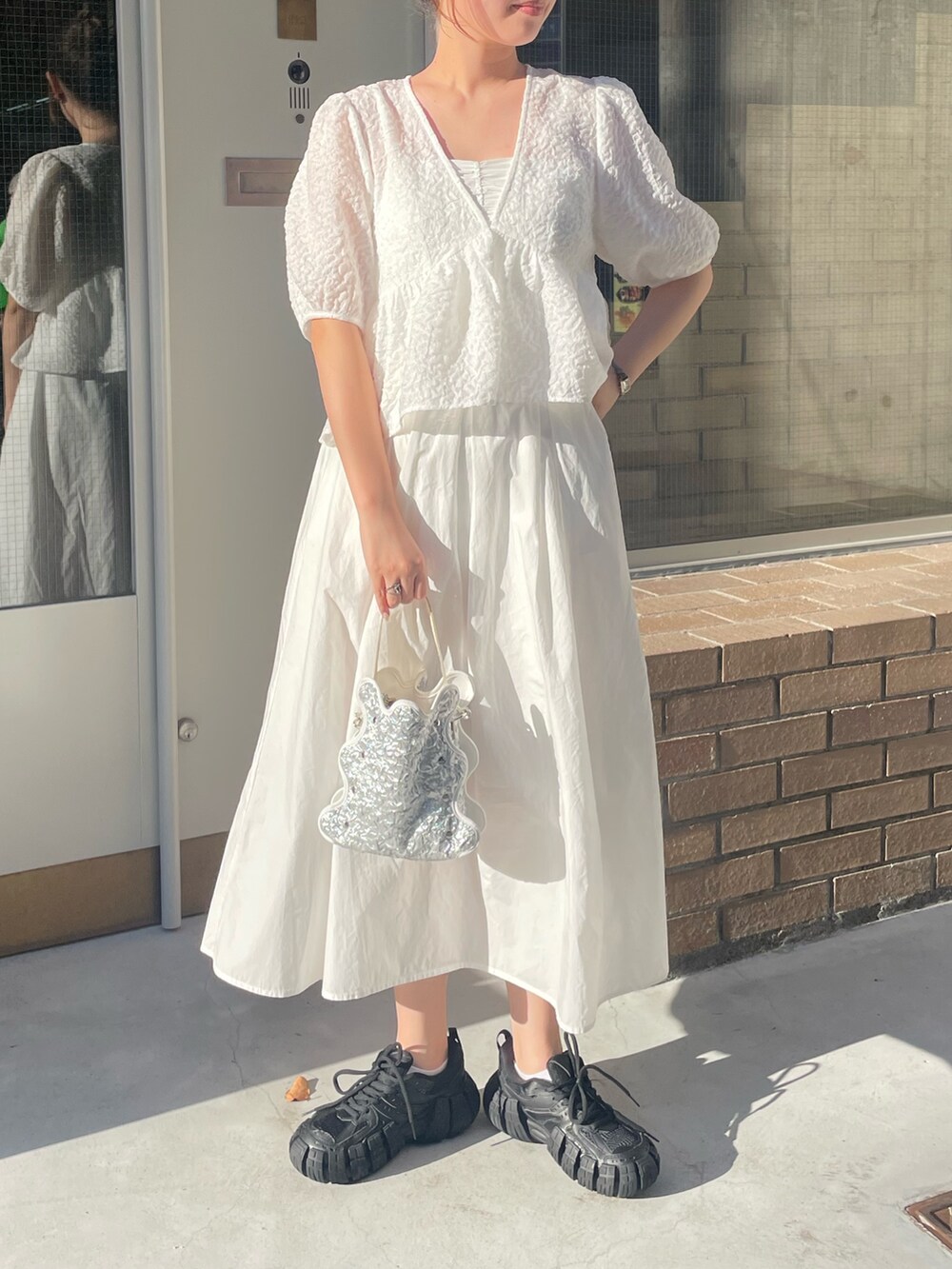 ホワイト系のシャツ/ブラウスを着用したレディースの秋コーディネートの2枚目の写真