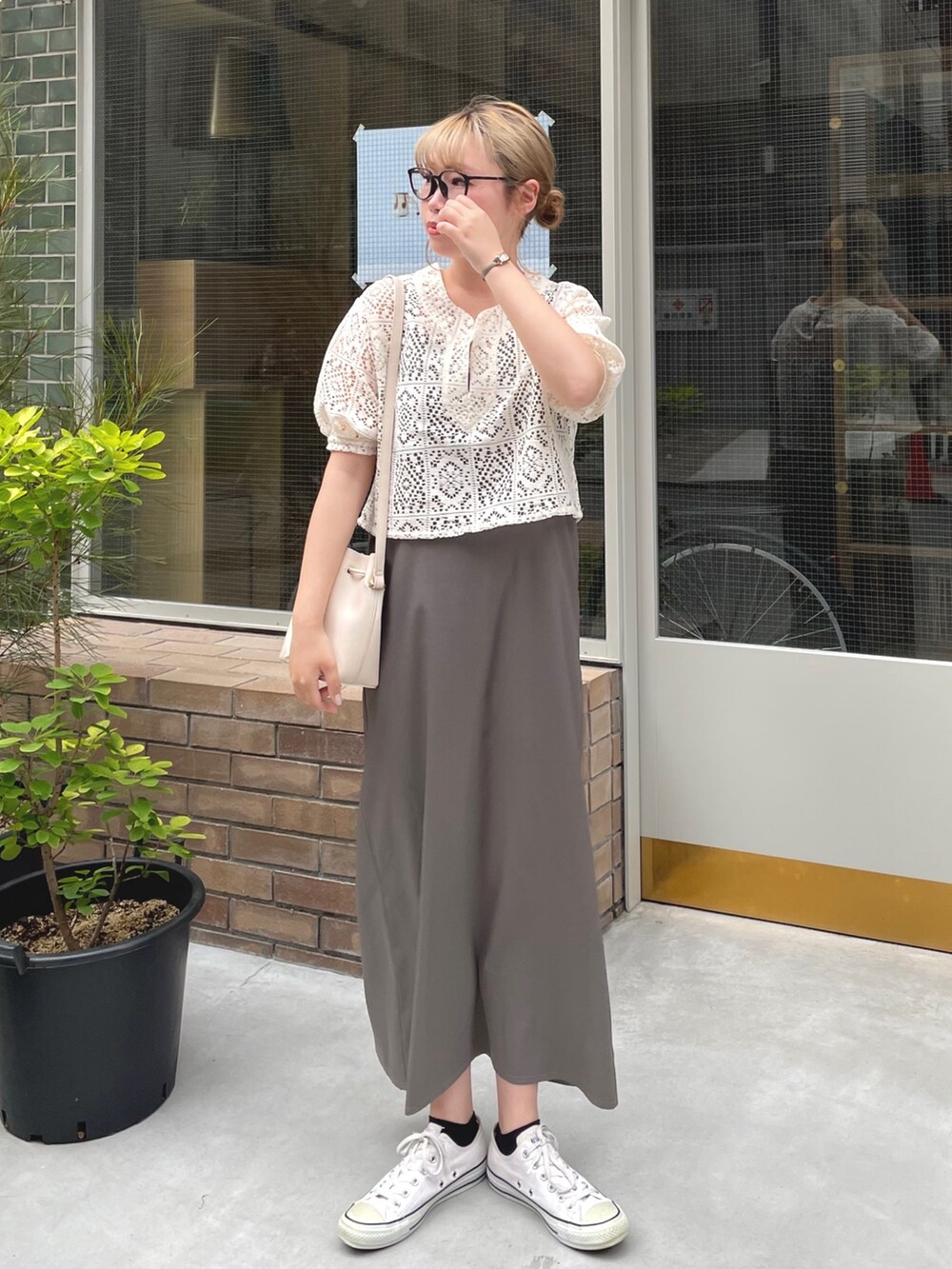 ホワイト系のシャツ/ブラウス、ホワイト系のスニーカーを着用したレディースの夏コーディネートの2枚目の写真