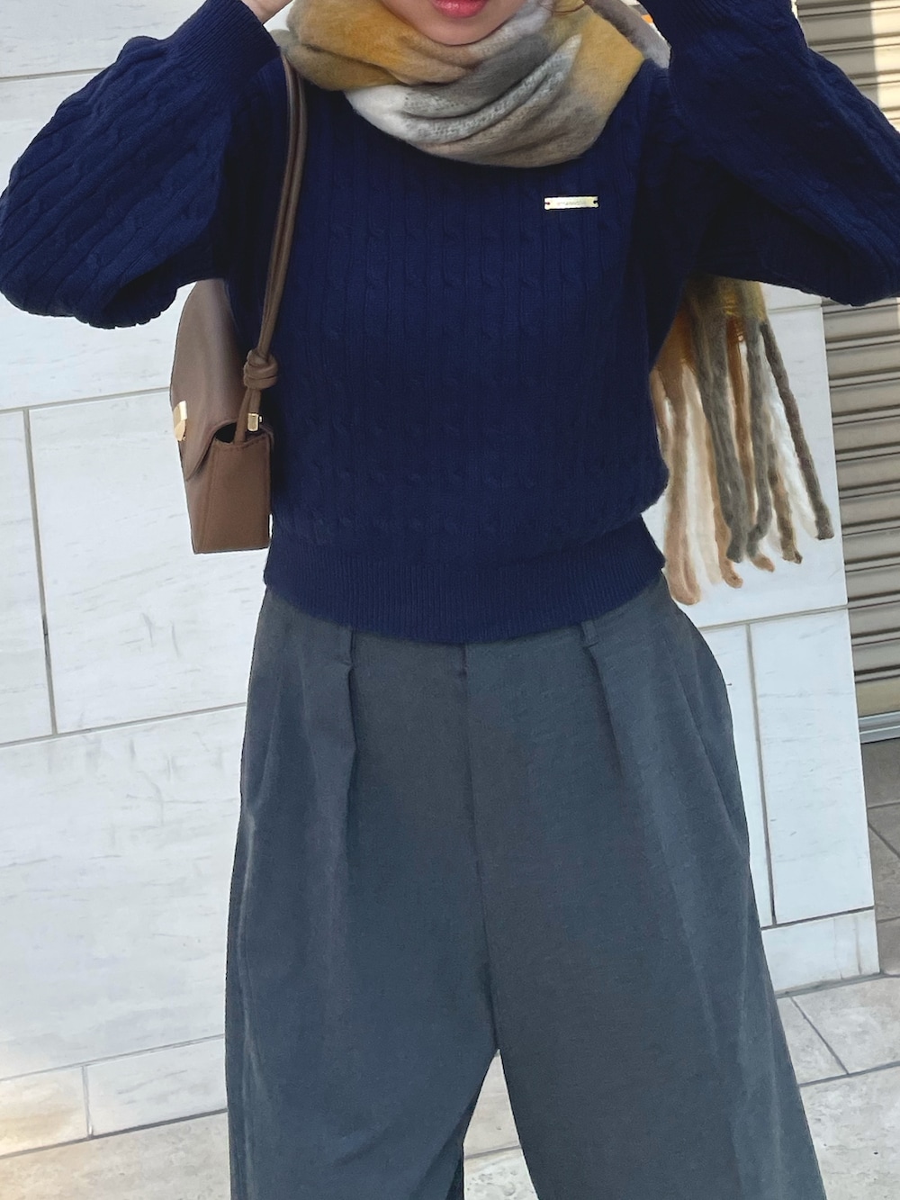 ブラウン系のローファー、ベージュ系のマフラーを着用したレディースの秋コーディネートの4枚目の写真