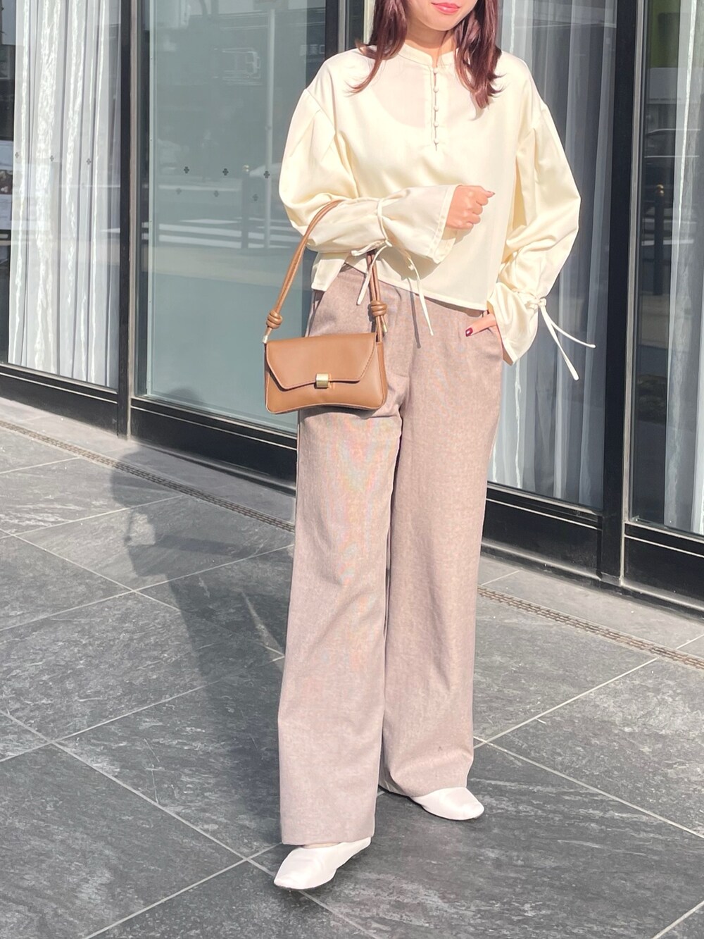 ホワイト系のシャツ/ブラウスを着用したレディースの冬コーディネートの2枚目の写真