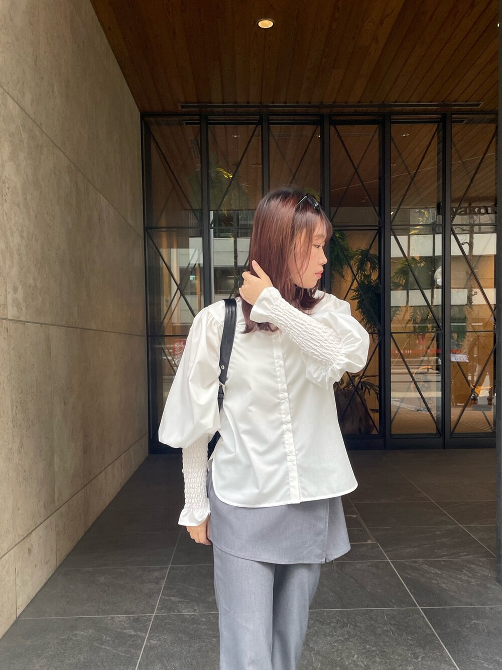 ホワイト系のシャツ/ブラウスを着用したレディースの冬コーディネートの5枚目の写真