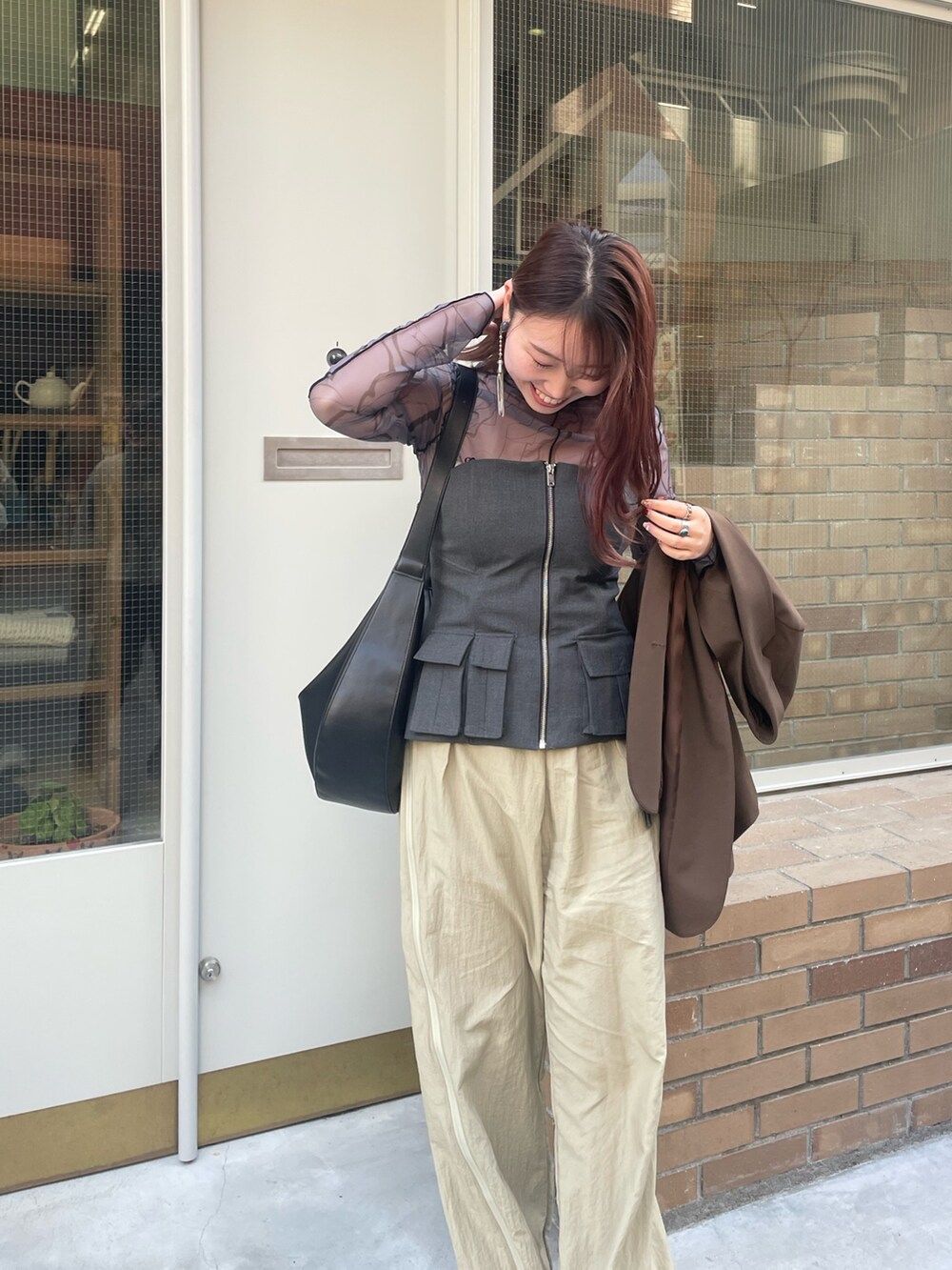 グレー系のTシャツ/カットソーを着用したレディースの冬コーディネートの3枚目の写真