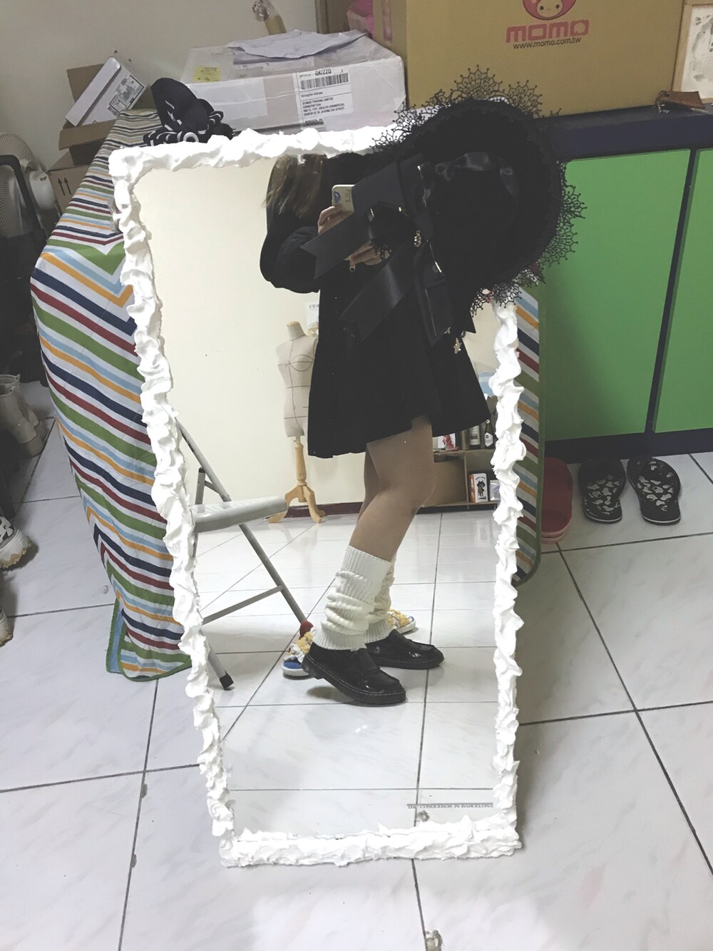 ベージュ系のタイツ/ストッキングを着用したレディースの春コーディネートの3枚目の写真