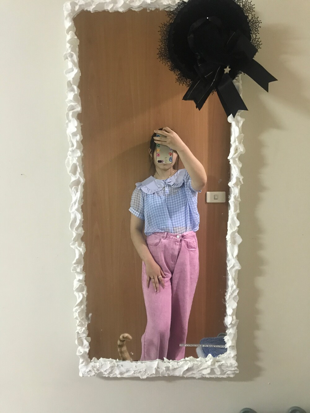 ブルー系のシャツ/ブラウスを着用したレディースの春コーディネートの2枚目の写真