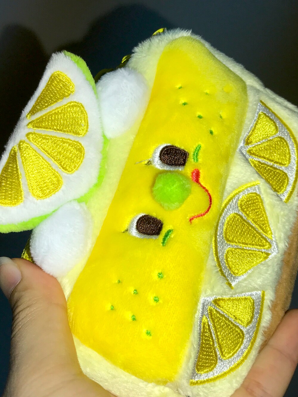 ブラウン系のショルダーバッグ、イエロー系のコインケースを着用したレディースの春コーディネートの5枚目の写真