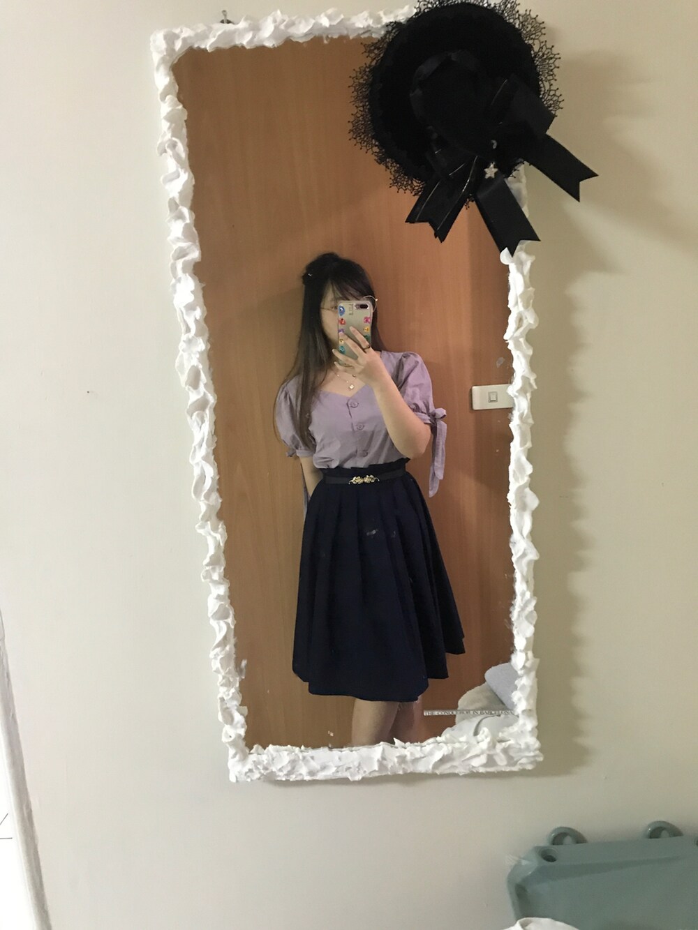 パープル系のシャツ/ブラウスを着用したレディースの春コーディネートの2枚目の写真