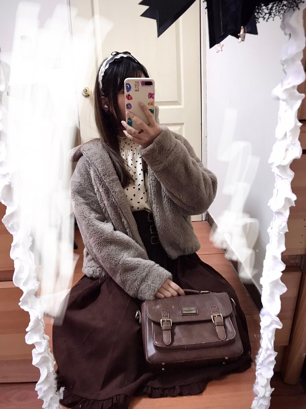 ブラウン系のスカートを着用したレディースの春コーディネートの3枚目の写真