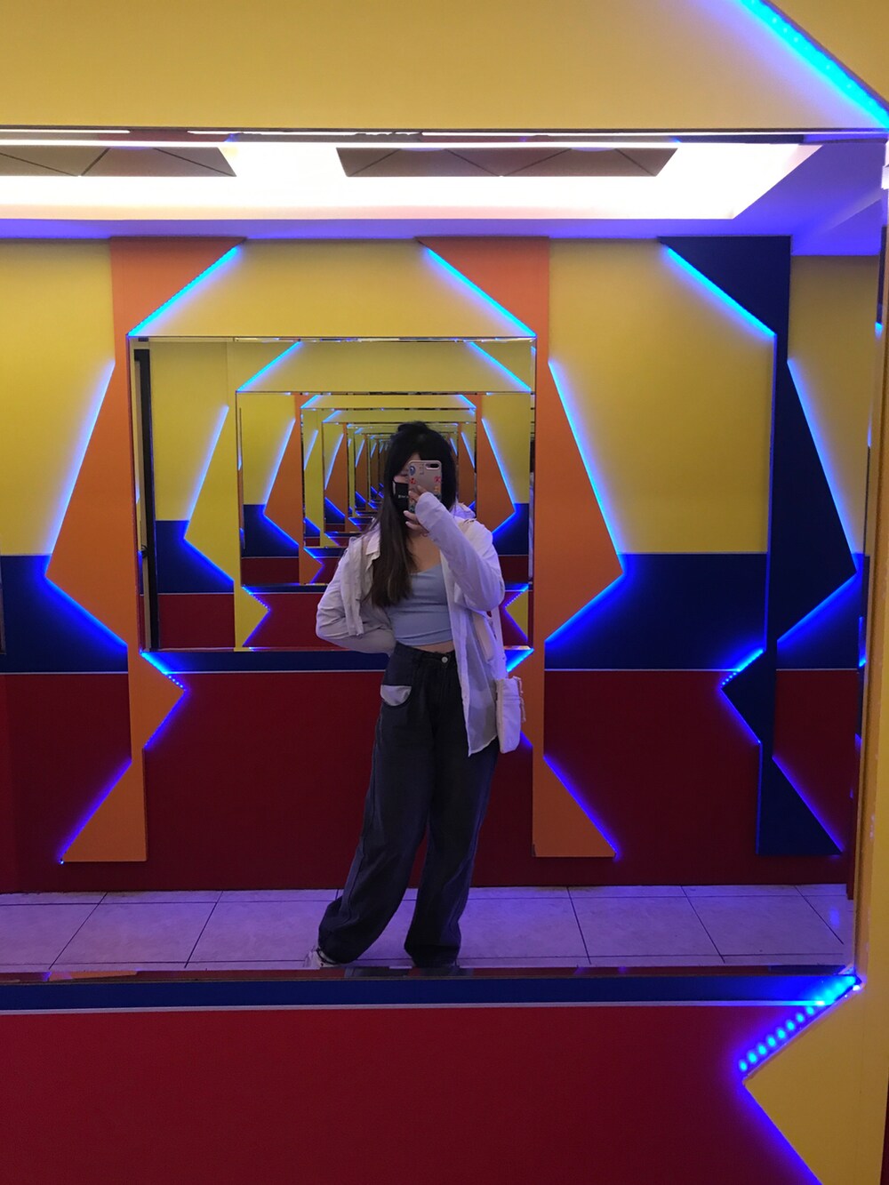 ブルー系のキャミソールを着用したレディースの春コーディネートの2枚目の写真