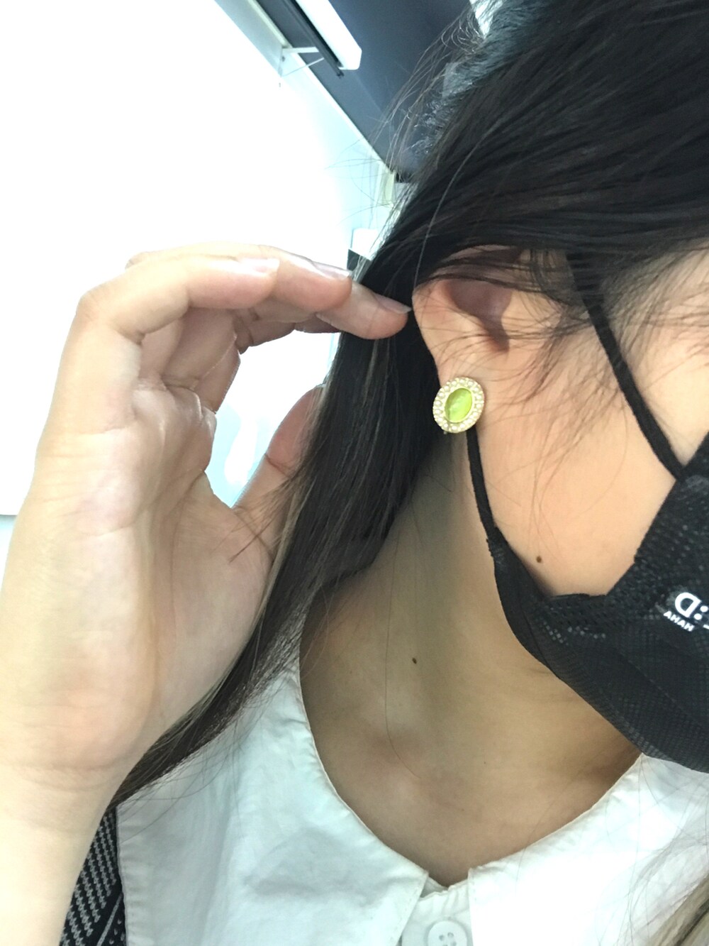 ブラック系のその他アウターを着用したレディースの春コーディネートの2枚目の写真