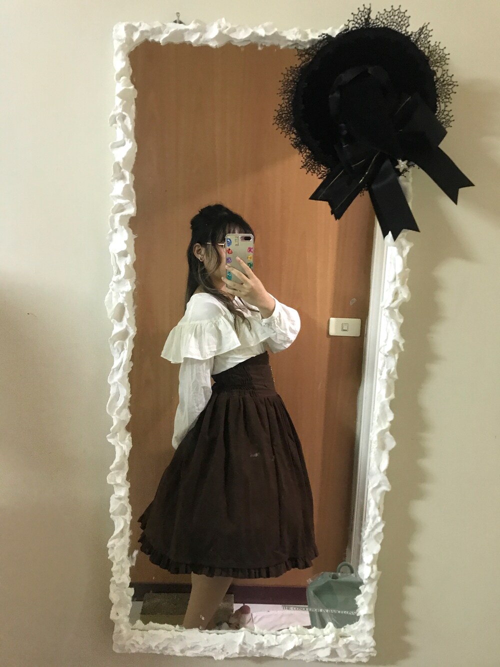 ホワイト系のその他トップスを着用したレディースの春コーディネートの3枚目の写真