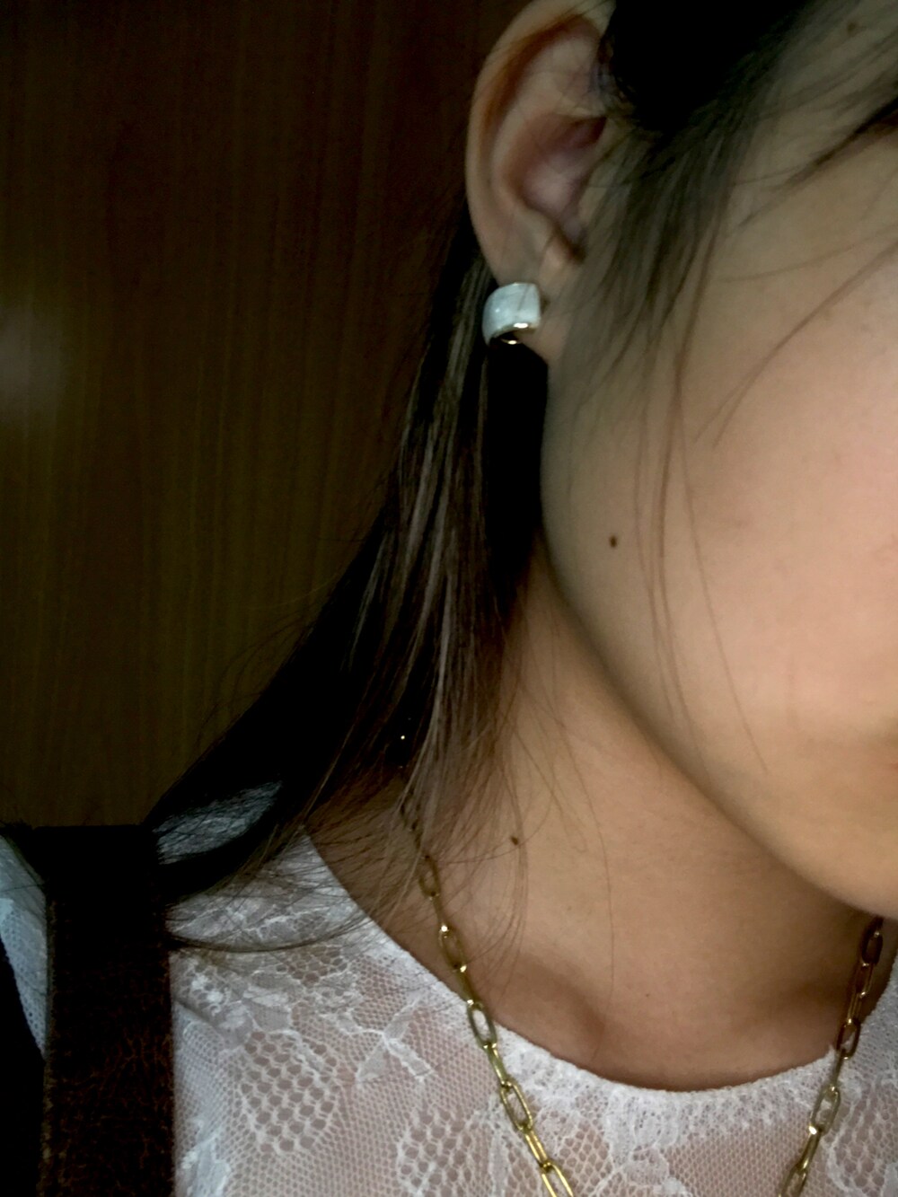 ブラウン系のショルダーバッグ、イエロー系のコインケースを着用したレディースの春コーディネートの4枚目の写真