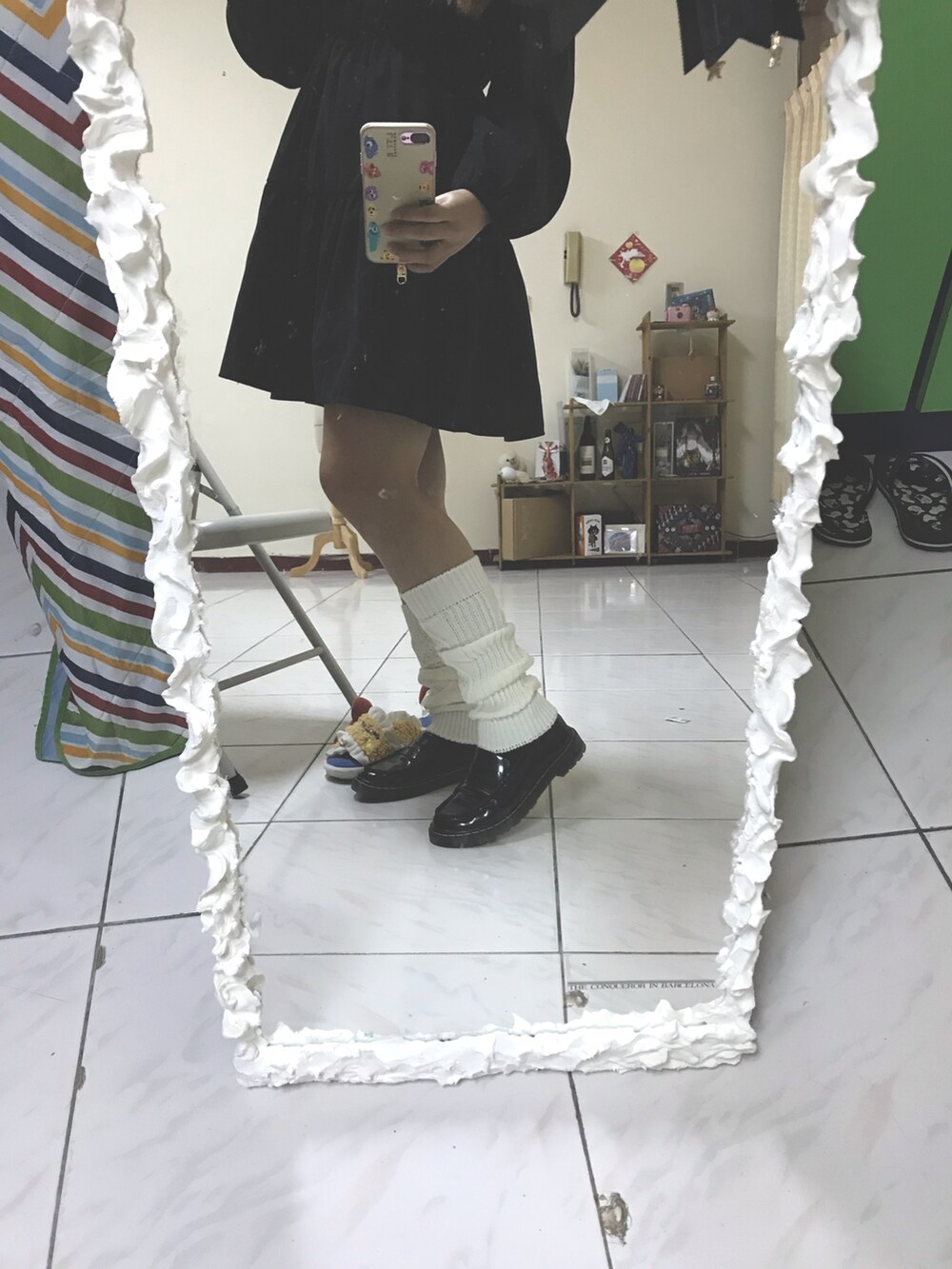 ベージュ系のタイツ/ストッキングを着用したレディースの春コーディネートの2枚目の写真