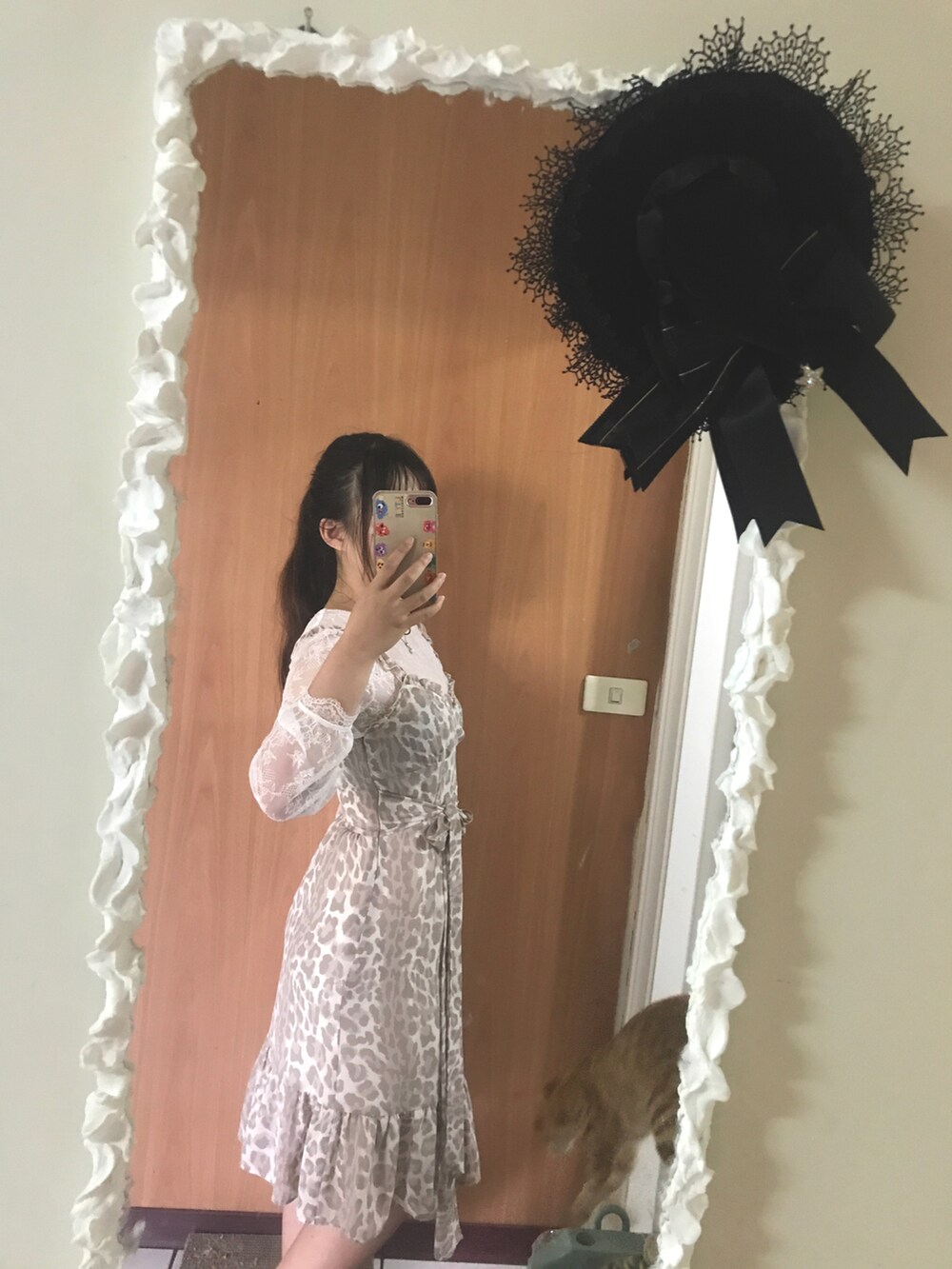 ベージュ系のワンピースを着用したレディースの春コーディネートの2枚目の写真