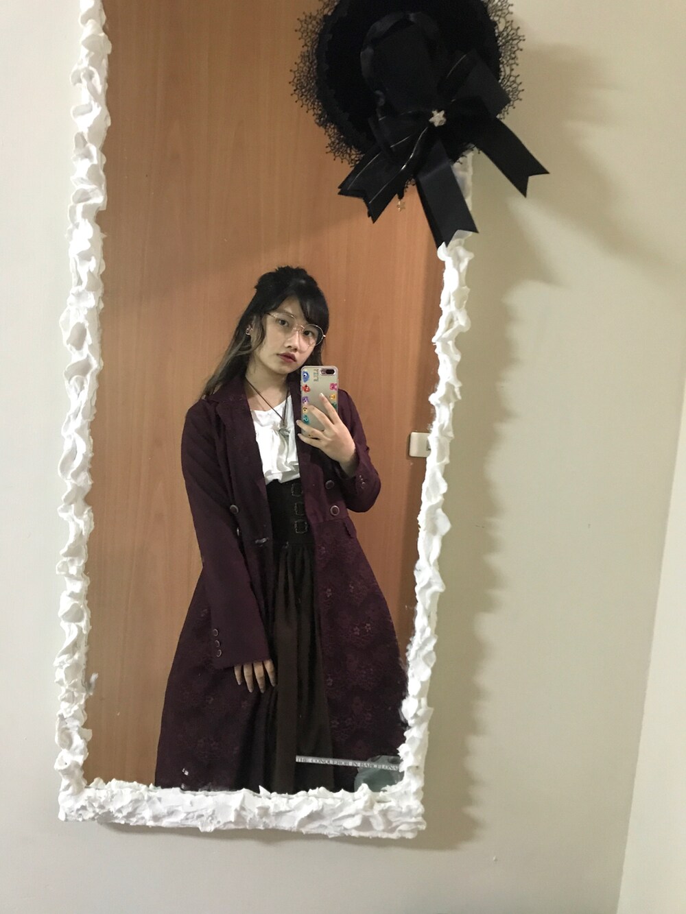 ホワイト系のその他トップスを着用したレディースの春コーディネートの2枚目の写真