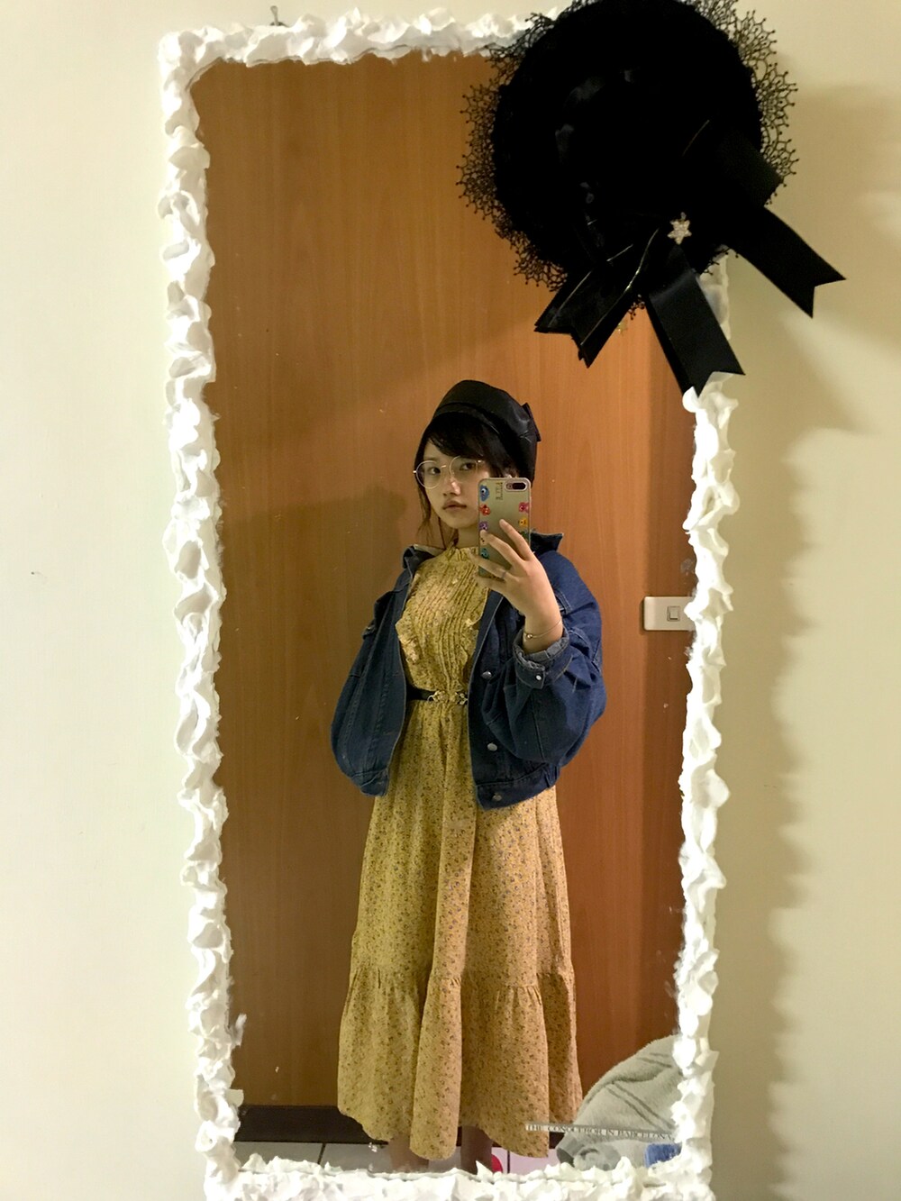 ブルー系のデニムジャケットを着用したレディースの春コーディネートの2枚目の写真