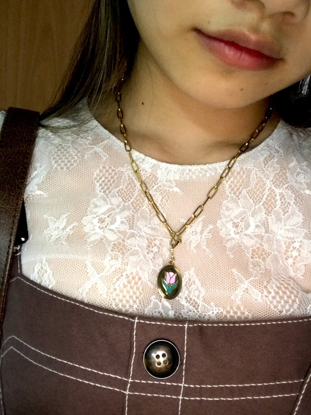 ブラウン系のショルダーバッグ、イエロー系のコインケースを着用したレディースの春コーディネートの3枚目の写真