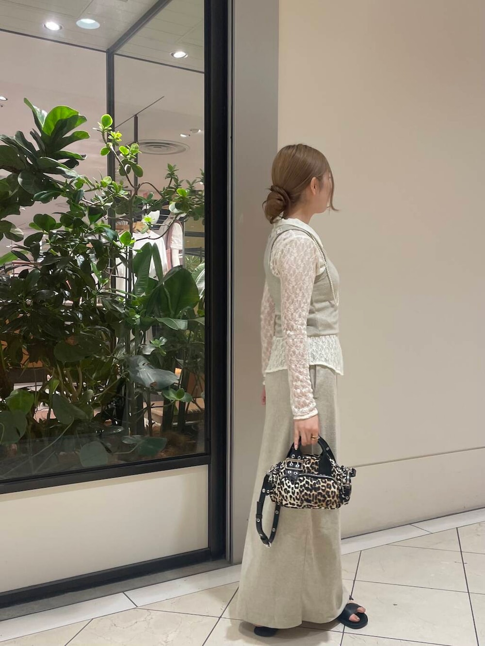 ブラック系のサンダル、グレー系のスカート、ホワイト系のシャツ/ブラウスを着用したレディースの夏コーディネートの2枚目の写真