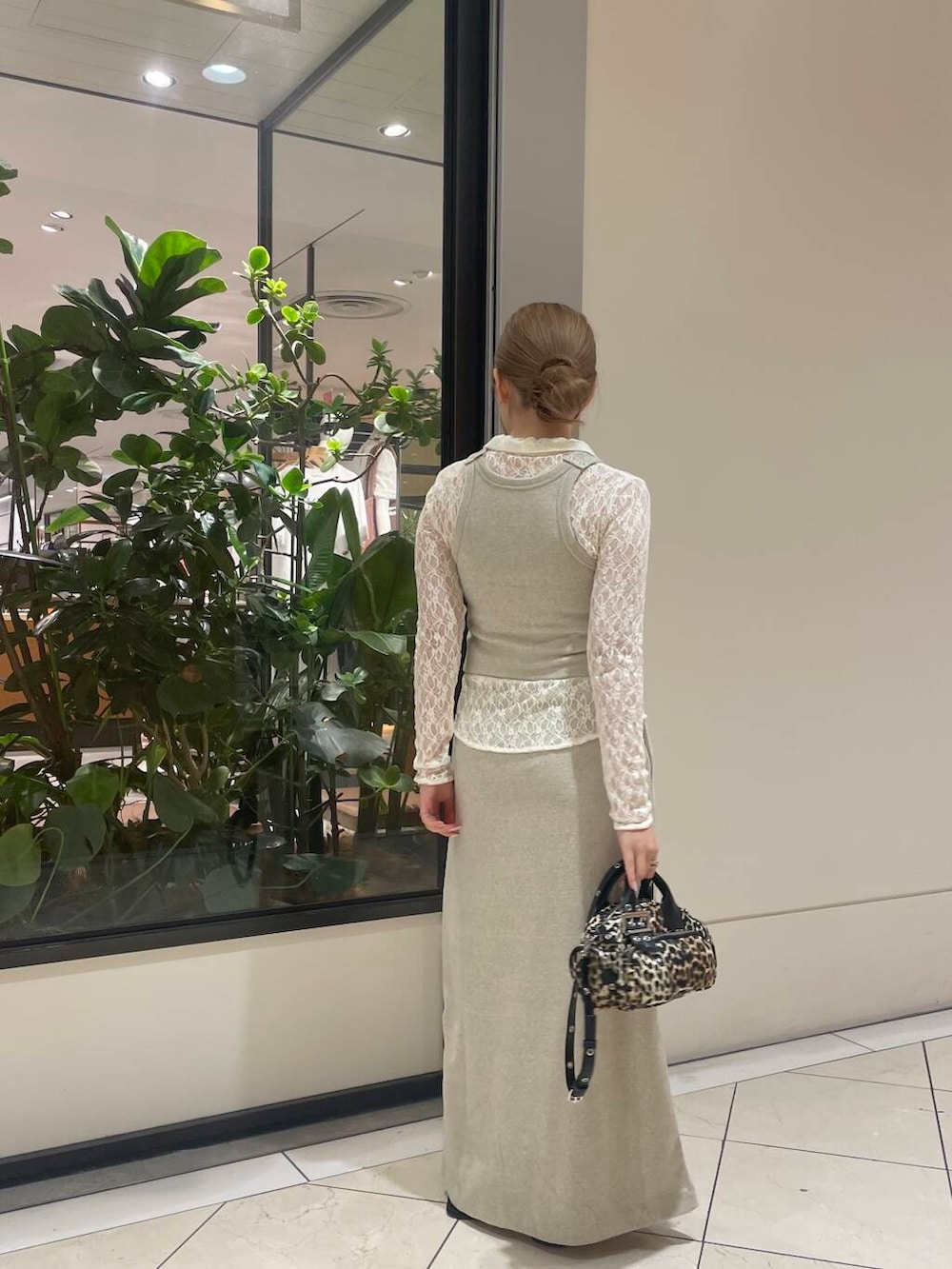 ブラック系のサンダル、グレー系のスカート、ホワイト系のシャツ/ブラウスを着用したレディースの夏コーディネートの3枚目の写真